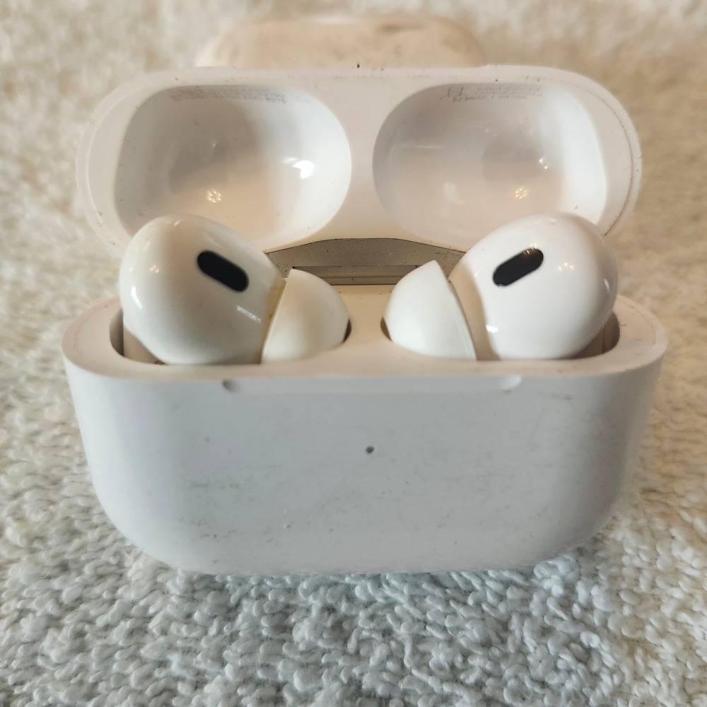 Apple AirPods Pro 2nd Gen USB-C MagSafe Case A2700 A2698 A2699 White
